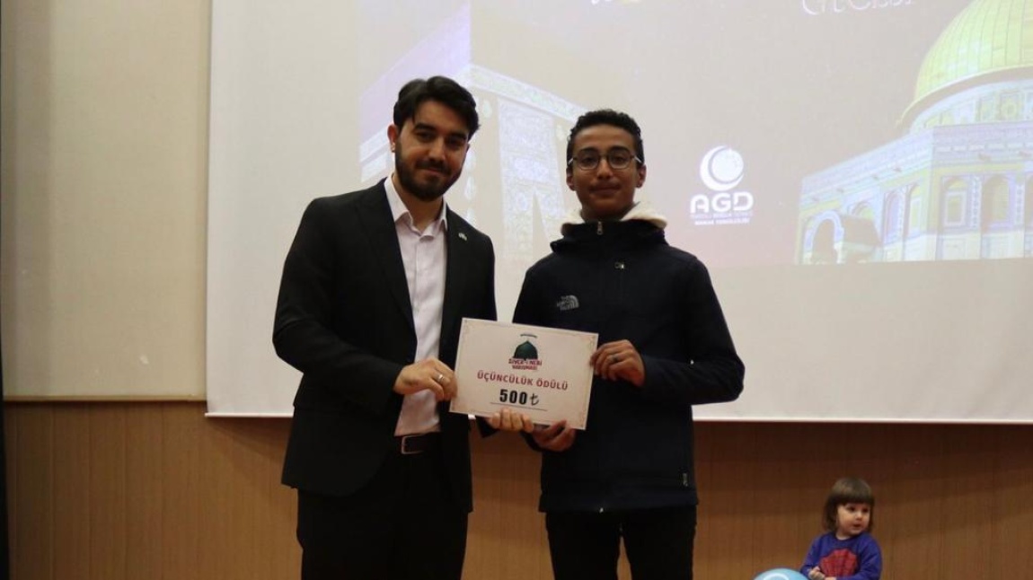 Öğrencimiz Muneer Abdulrahman ALSELWI AGD nin düzenlediği Siyeri Nebi Yarışmasında üçüncülük ödülüne layık görüldü....Kendine başarılar diliyoruz...