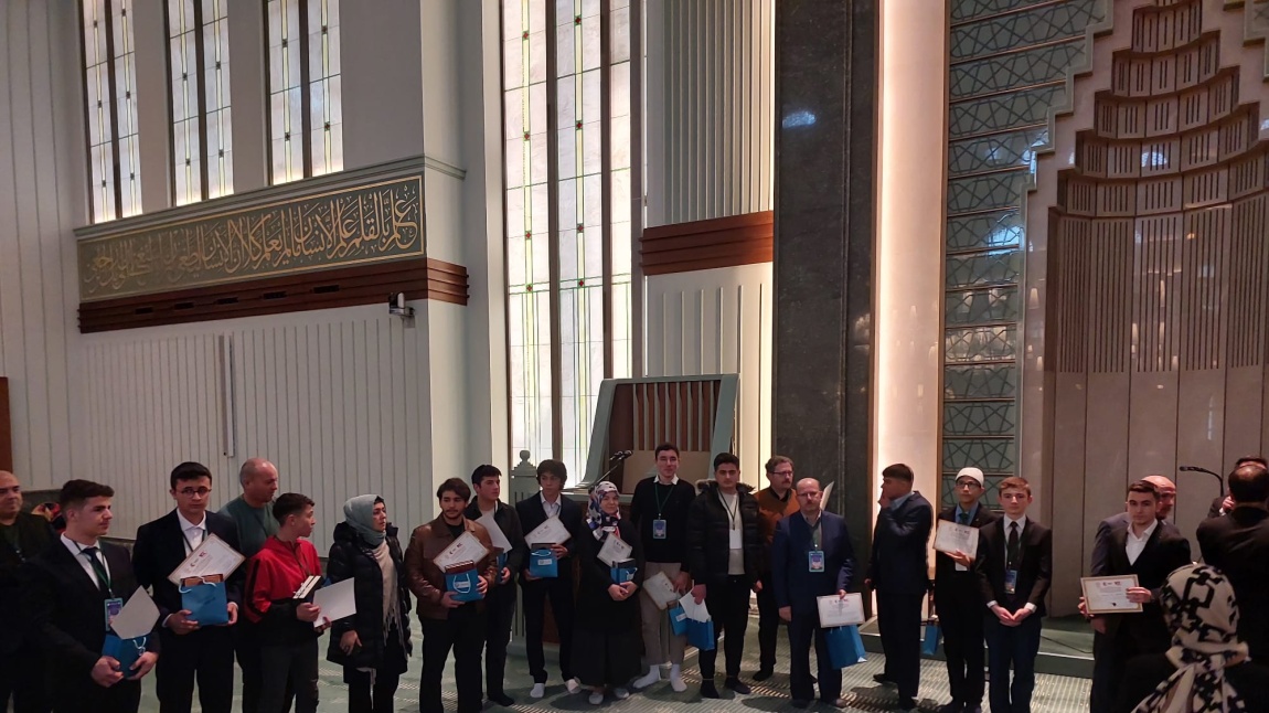 Beştepe Millet Camisinde yapılan Genç Sada Kur'an-ı Kerimi Güzel Okuma yarışamasına katılan öğrencimiz Mevlüt YILDIZ'ı tebrik ediyoruz.......